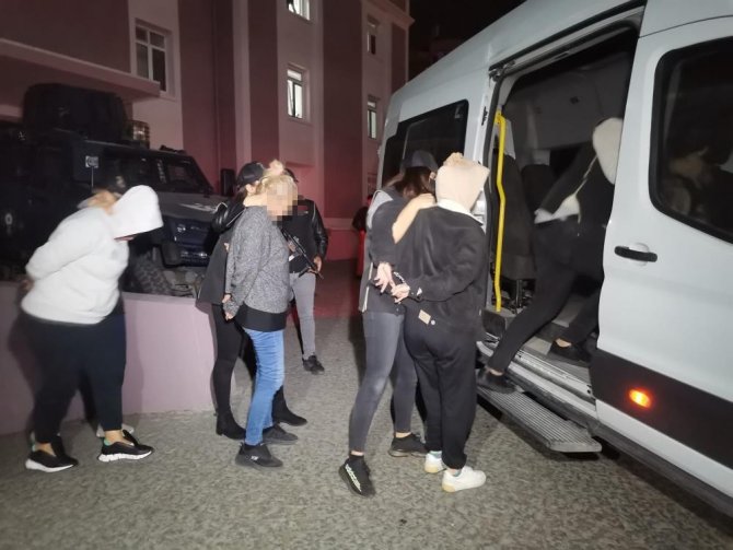 İ̇zmir’de Teröristin Saklanmasına Yardımcı Olan 4 Şüpheliye Tutuklama