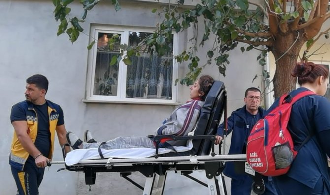 Ev Yangınında 2 Kişi Dumandan Etkilendi