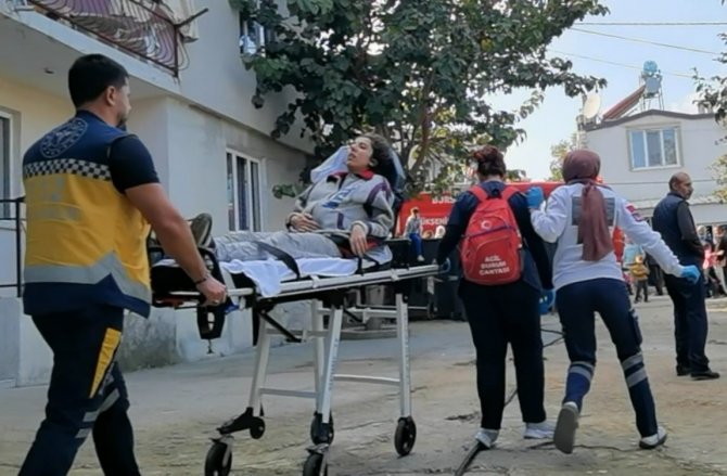 Ev Yangınında 2 Kişi Dumandan Etkilendi