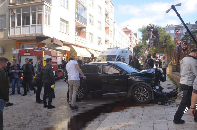 Ara Yoldan Hızla Çıkan Araç Önce Yayaya Sonra Müzeye Çarptı: 4 Yaralı