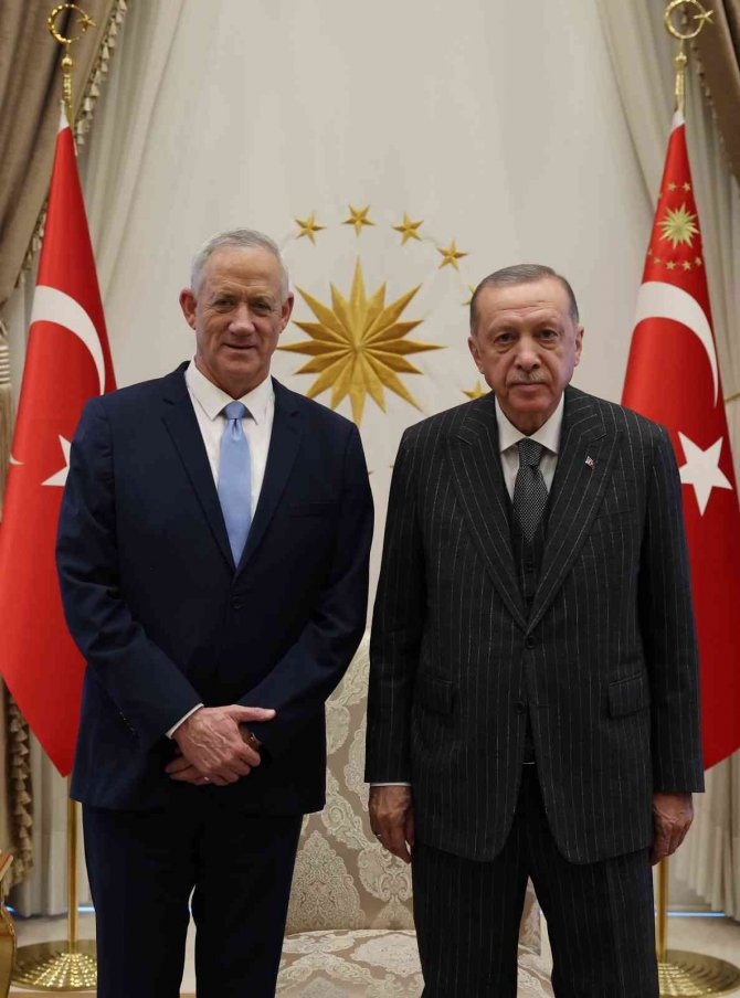 Cumhurbaşkanı Recep Tayyip Erdoğan, Cumhurbaşkanlığı Külliyesinde İ̇srail Savunma Bakanı Benny Gantz’i Kabul Etti.