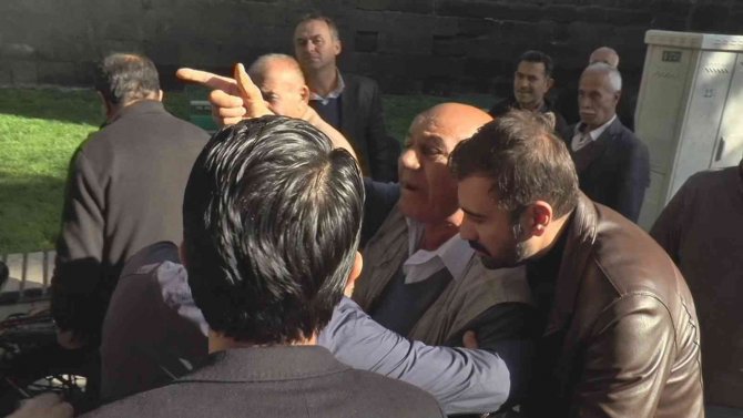 Özel’den “Genel Başkanınızı Değiştirin” Diyen Esnafa: “O Chp’lilerin Bileceği İş”