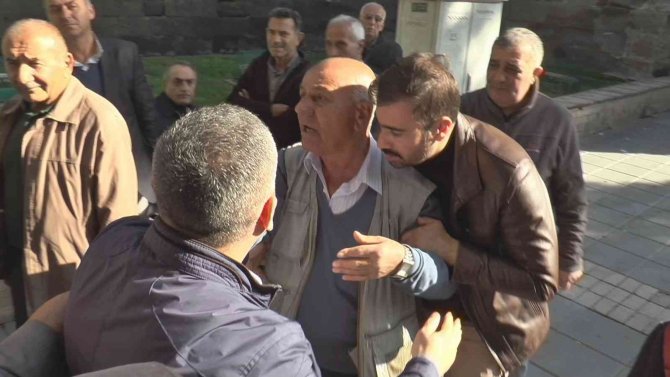 Özel’den “Genel Başkanınızı Değiştirin” Diyen Esnafa: “O Chp’lilerin Bileceği İş”