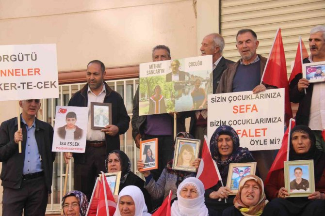 Aileler Çağrıda Bulunuyor, Anneler Evlat Nöbetine Katılmaya Devam Ediyor