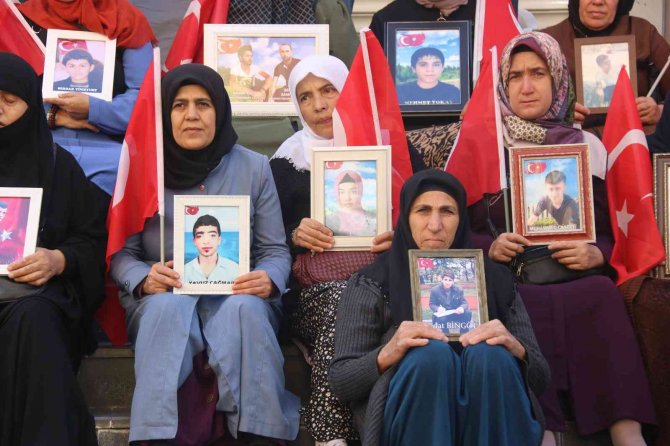 Aileler Çağrıda Bulunuyor, Anneler Evlat Nöbetine Katılmaya Devam Ediyor