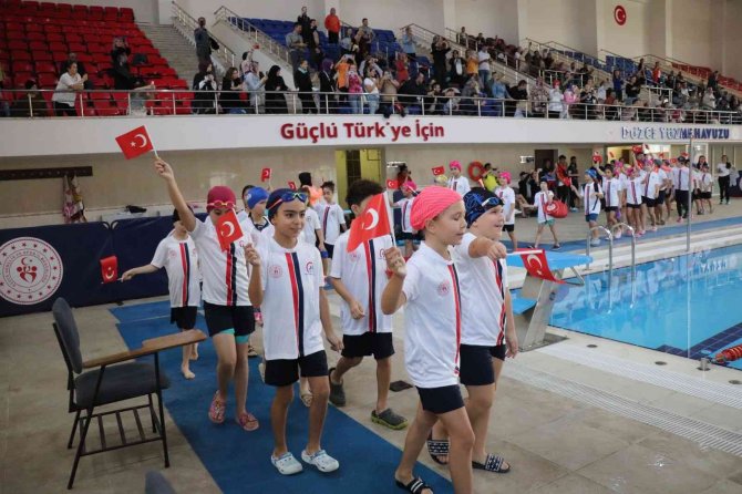 Cumhuriyeti Yüzerek Kutladılar