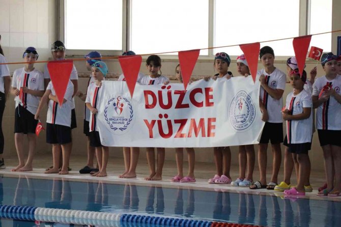 Cumhuriyeti Yüzerek Kutladılar