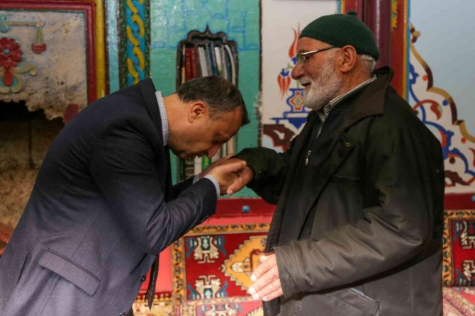 Vali Taşbilek Usta İle Çırağının 150 Yıl Önce Yaptığı Köy Odalarını Ziyaret Etti