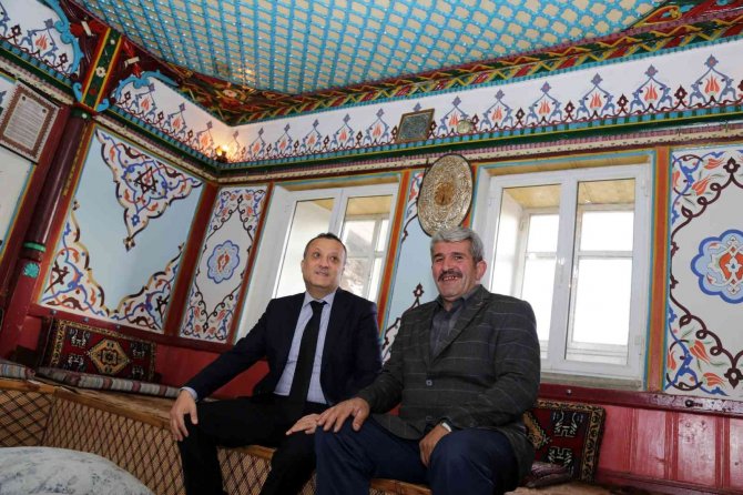 Vali Taşbilek Usta İle Çırağının 150 Yıl Önce Yaptığı Köy Odalarını Ziyaret Etti