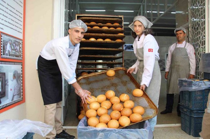 Fabrika Gibi Okul, Öğrenciler Her Gün 12 Bin Ekmek Üretiyor