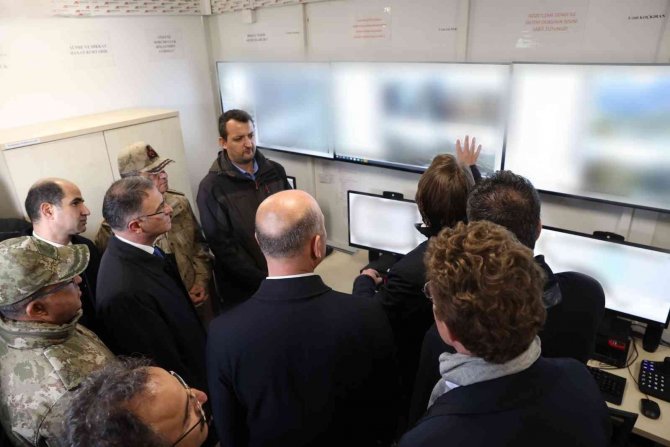 İ̇çişleri Bakanı Soylu, Türkiye-i̇ran Sınırındaki Güvenlik Duvarı Çalışmalarını İnceledi