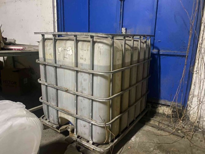 İ̇stanbul’da Kaçak Alkol İmalathanesine Baskın: Bin 850 Litre Etil Alkol Ele Geçirildi
