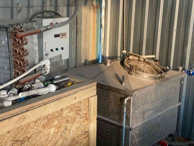 İ̇stanbul’da Kaçak Alkol İmalathanesine Baskın: Bin 850 Litre Etil Alkol Ele Geçirildi