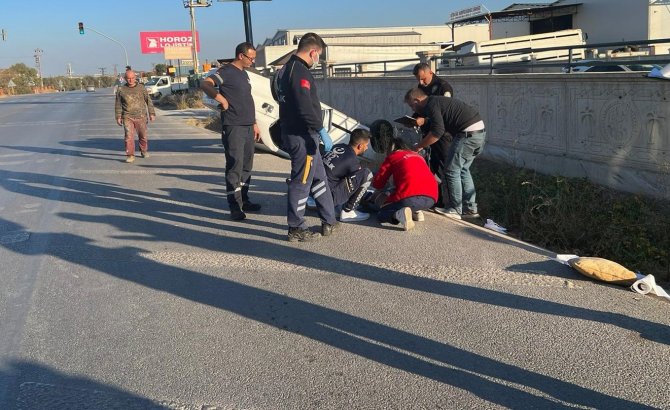 İ̇zmir’de Otomobil Yol Kenarını Devrildi, 2 Kişi Yaralandı