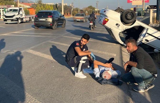 İ̇zmir’de Otomobil Yol Kenarını Devrildi, 2 Kişi Yaralandı