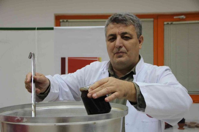 Osmanlı Sarayının Nar İhtiyacının Yarısını Karşılayan Bilecik’te Nar Pekmezi Yapılıyor