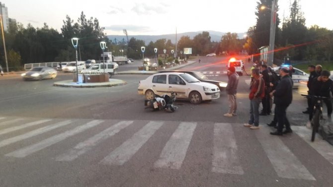 Otomobille Çarpışan Motosiklet Sürücüsü Yaralandı