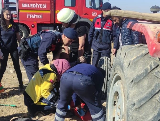 Traktörün Altında Kalan Sürücüyü İtfaiye Kurtardı