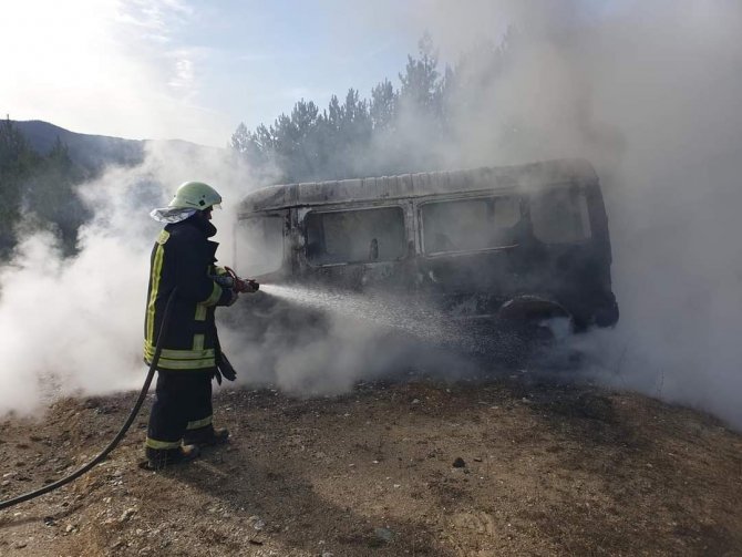 Mantar Toplamak İçin Ormana Gittiler, Park Halindeki Minibüsleri Alev Alev Yandı