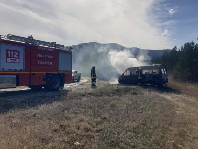 Mantar Toplamak İçin Ormana Gittiler, Park Halindeki Minibüsleri Alev Alev Yandı