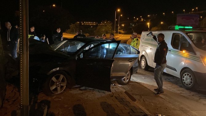 Otomobil İstinat Duvarına Çarptı: 1 Ölü, 3 Yaralı