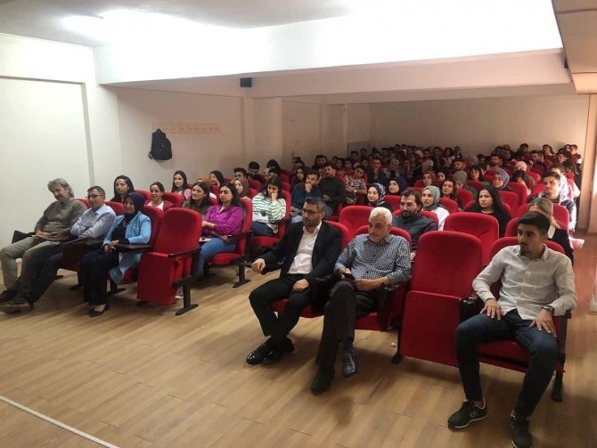 Üniversitede Müzik Dinletisi