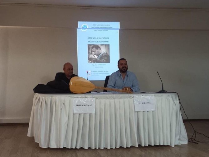 Üniversitede Müzik Dinletisi