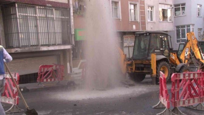 Bedaş Ekipleri Su Borusunu Patlattı, Mahalleli Susuz Kaldı