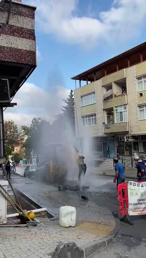 Bedaş Ekipleri Su Borusunu Patlattı, Mahalleli Susuz Kaldı