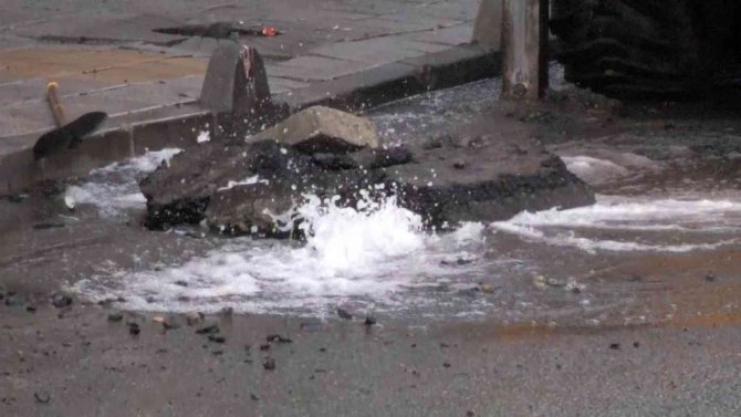 Bedaş Ekipleri Su Borusunu Patlattı, Mahalleli Susuz Kaldı