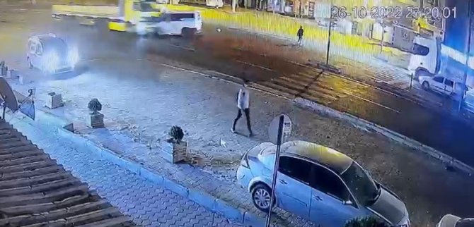 Mardin’de Tır İle Minibüs Çarpıştı, Yaya Son Anda Kurtuldu