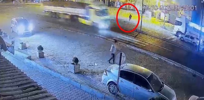 Mardin’de Tır İle Minibüs Çarpıştı, Yaya Son Anda Kurtuldu
