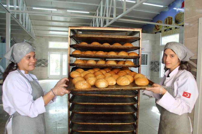 Fabrika Gibi Okul, Öğrenciler Her Gün 12 Bin Ekmek Üretiyor