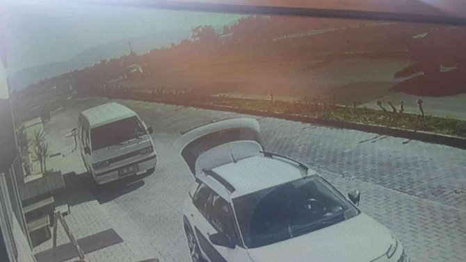 Motosiklet Sürücüsünün Ölümden Döndüğü Kaza Kameralara Yansıdı