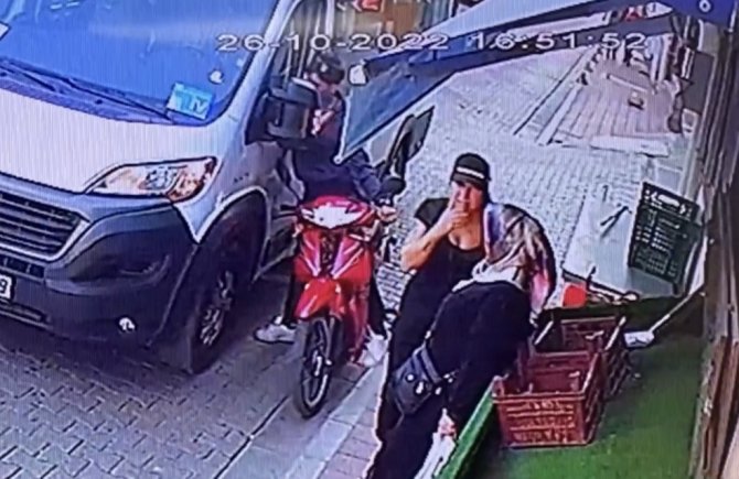 Fatih’te Cep Telefonu Hırsızı, Motosikletini Kadının Üzerine Sürerek Kaçtı