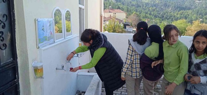 Öğrenciler Çeşmeden Meyve Suyu İçti