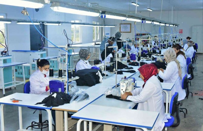 Kadınlar Bu Merkezde Tekstilin İnceliklerini Öğreniyor