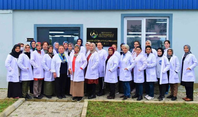 Kadınlar Bu Merkezde Tekstilin İnceliklerini Öğreniyor