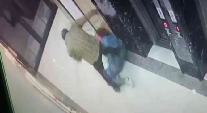 Pendik’te Baygınlık Geçiren Kadına Tekme Ve Yumruklarla Saldırı Kamerada