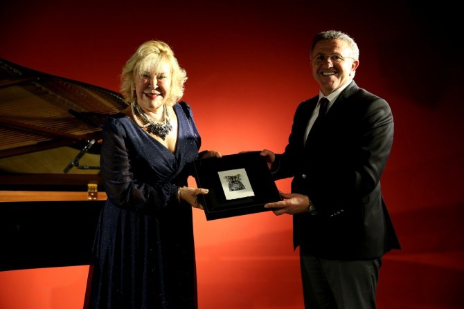 Müzik Enstrümanları Müzesi Sezonu Gülsin Onay İle Açtı