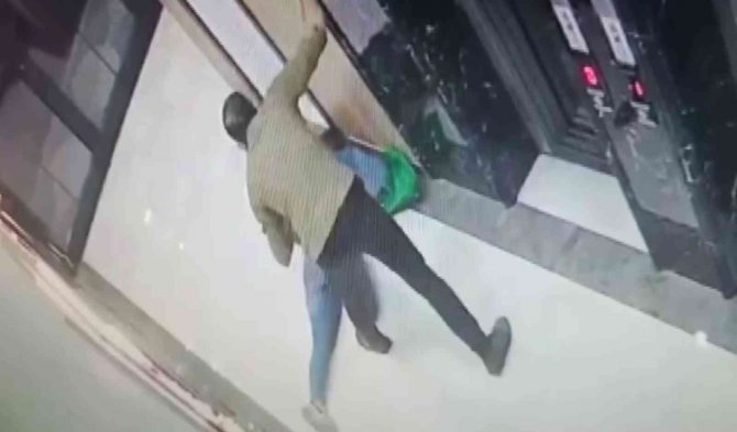 Pendik’te Baygınlık Geçiren Kadına Tekme Ve Yumruklarla Saldırı Kamerada