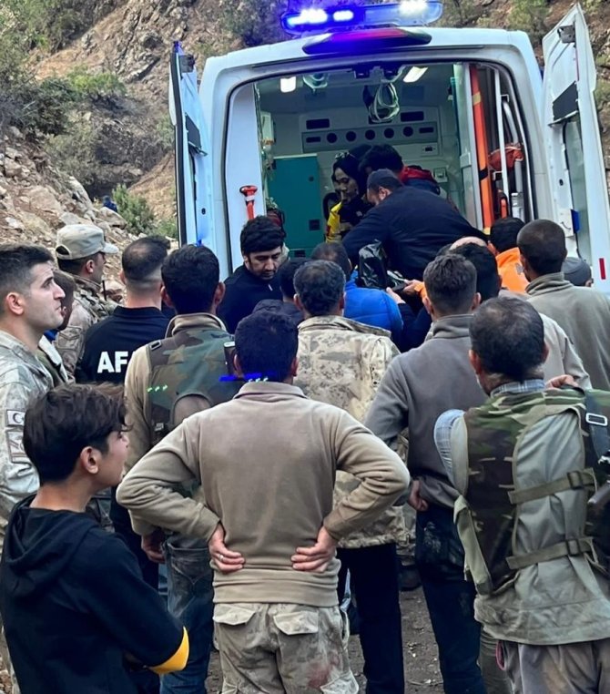 Siirt’te Odun Keserken Kayalıklardan Düşen Genç Hayatını Kaybetti