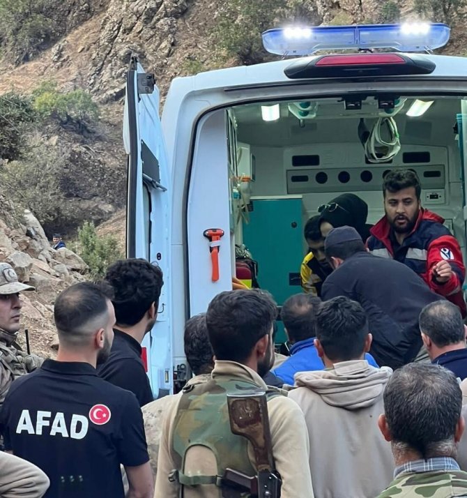 Siirt’te Odun Keserken Kayalıklardan Düşen Genç Hayatını Kaybetti