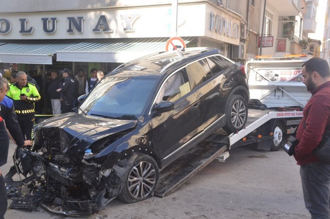 Ara Yoldan Hızla Çıkan Araç Önce Yayaya Sonra Müzeye Çarptı: 4 Yaralı