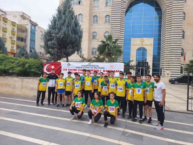 Cizre’de Öğrenciler Cumhuriyet İçin Koştu