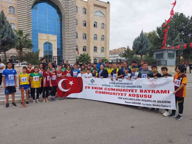 Cizre’de Öğrenciler Cumhuriyet İçin Koştu