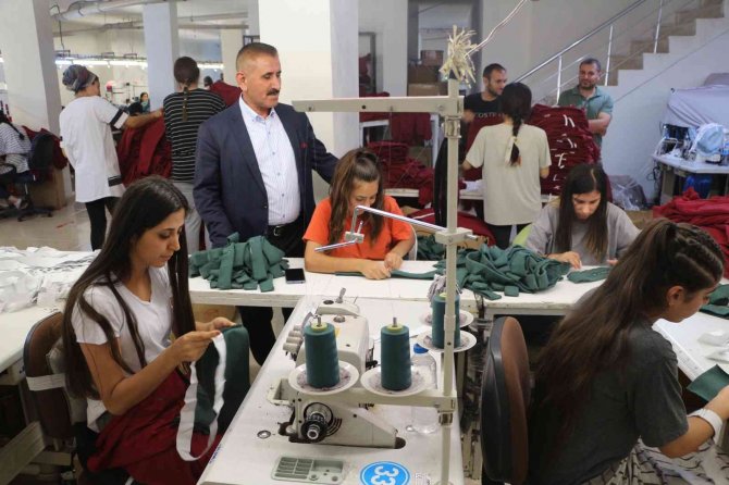 Şırnak’ta Üretilen Eşofmanlar Avrupa’ya İhraç Ediliyor