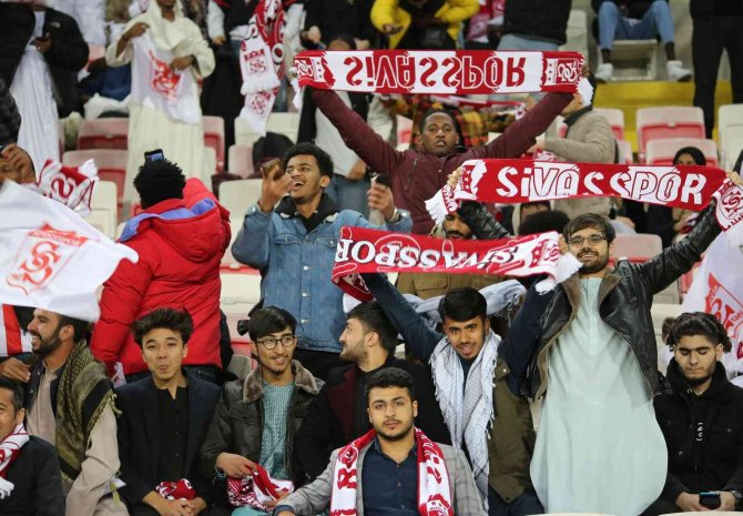 Yabancı Öğrenciler Tribünleri Renklendirdi