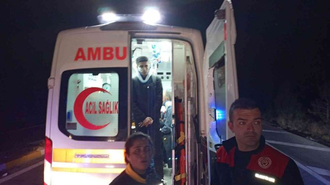 Yola Çıkan At Kazaya Neden Oldu, Bir Otomobil Ve İki Otobüsün Karıştığı Kazada 11 Kişi Yaralandı