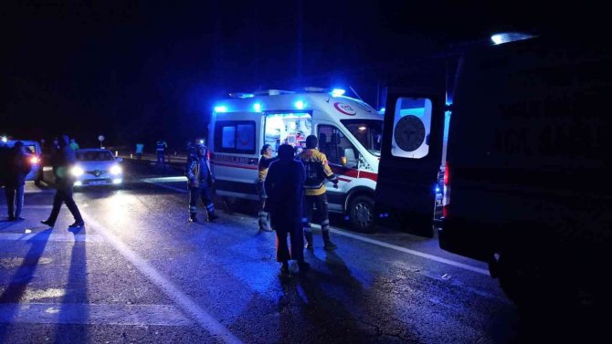 Yola Çıkan At Kazaya Neden Oldu, Bir Otomobil Ve İki Otobüsün Karıştığı Kazada 11 Kişi Yaralandı